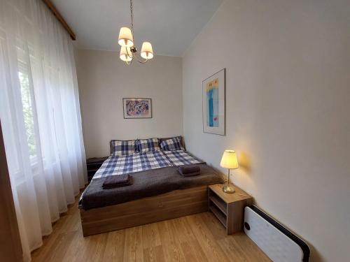 Un pat sau paturi într-o cameră la Rozmaring apartman ház