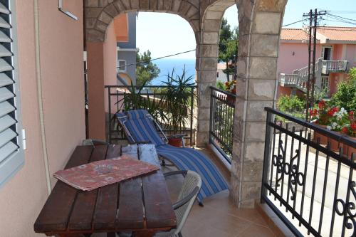 a patio with a table and chairs on a balcony at Apartments Milosevic in Bar