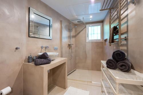 y baño con lavabo y ducha. en Villa Amarantos, en Santa Eulària des Riu