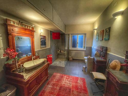 ein großes Bad mit einer Badewanne und einem Waschbecken in der Unterkunft A Casa di Maica in Gualdo