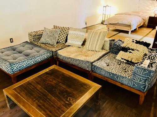 uma sala de estar com dois sofás e uma mesa de centro em １日１組様限定「レジデンス」 em Nagano