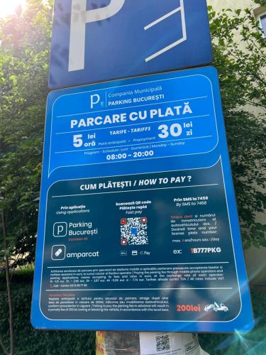 una señal azul que dice paracco ciparia en Euro Apartment, en Bucarest