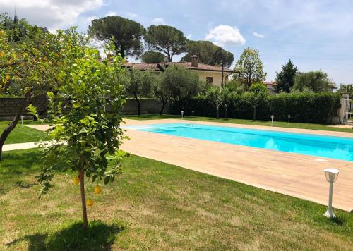 a swimming pool in the yard of a house at STRAPALU' in Fondi