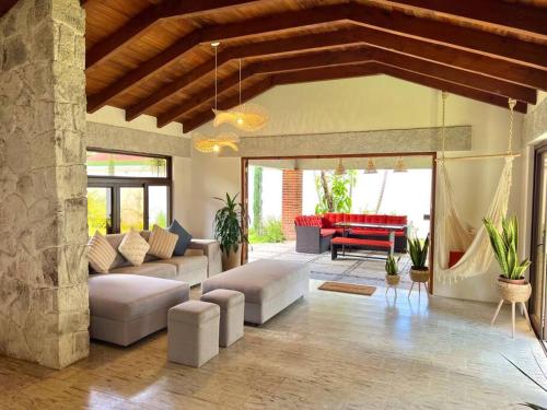 ein Wohnzimmer mit einem Sofa und einem Tisch in der Unterkunft Villa Boho in Panajachel