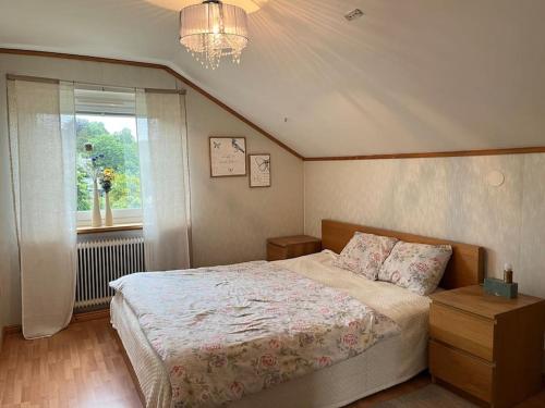 Un dormitorio con una cama grande y una ventana en Grand villa with great location! en Gotemburgo