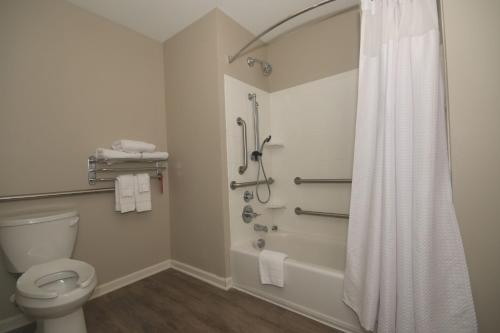 bagno con doccia e servizi igienici. di TownePlace Suites by Marriott Aiken Whiskey Road ad Aiken