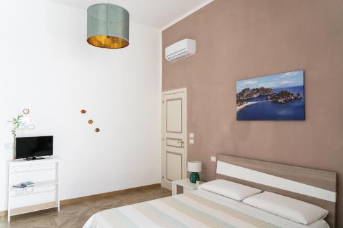 una camera con letto e TV di B&B Portosalvo a Santa Teresa di Riva