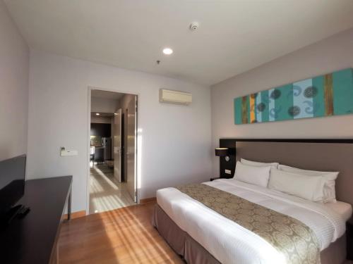 Postel nebo postele na pokoji v ubytování Marina Puteri Harbour Johor by Perfect Host
