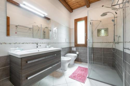 bagno con lavandino, doccia e servizi igienici di Casa Suestellas 