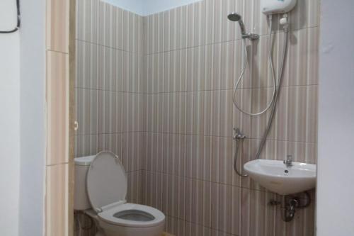 uma casa de banho com um WC e um lavatório em OYO 92696 Bahagia Homestay Syariah 