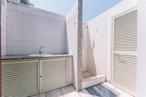 uma casa de banho com um lavatório e um chuveiro em Villa Margherita em Marongiu