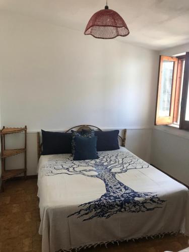 - une chambre avec un lit et des oreillers bleus dans l'établissement Beach Apartment 1 and Beach Apt 2 75 metres to the beach, à Santa Maria