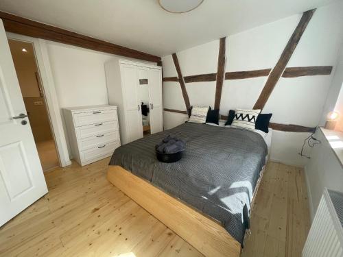 um quarto com uma cama grande e piso em madeira em GetAway in Eberbach im Odenwald nahe Heidelberg em Eberbach