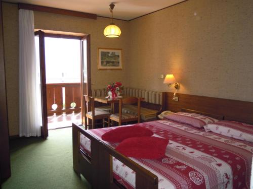 A bed or beds in a room at Hotel Orsingher