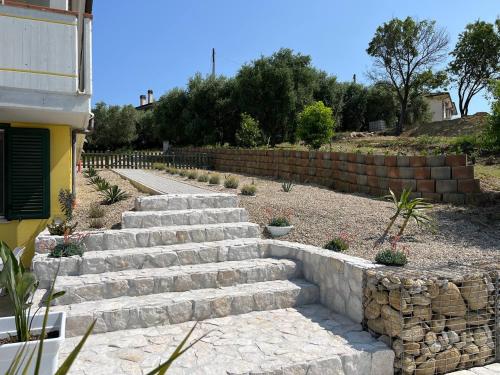 un conjunto de escalones de piedra junto a una pared de retención en Casa Sergio, en Colonnella