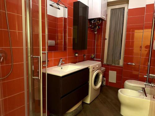 een badkamer met wastafel en wasmachine bij Casa Bavosa Via Fieravecchia, 26 in Salerno