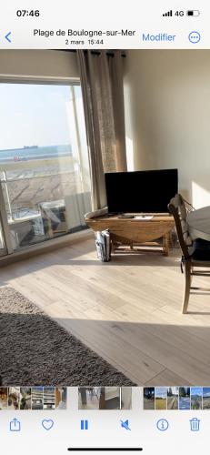 une photo d'un salon avec un piano dans l'établissement Face à la mer, à Boulogne-sur-Mer