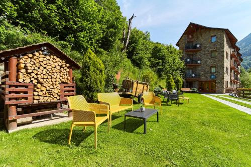 a group of chairs and a table in the grass at Apartaments La Neu in Ordino