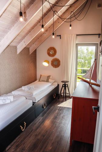 a room with two beds and a window at KOMFORTOWE DOMKI Brzozowa Przystań nad morzem we Władysławowie in Władysławowo