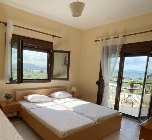 Posteľ alebo postele v izbe v ubytovaní BALCONAKI APARTMENTS IN VOURVOUROU