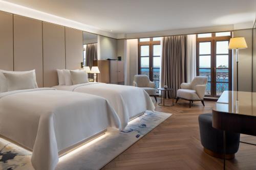 Habitación de hotel con 2 camas y escritorio en JW Marriott Istanbul Bosphorus en Estambul