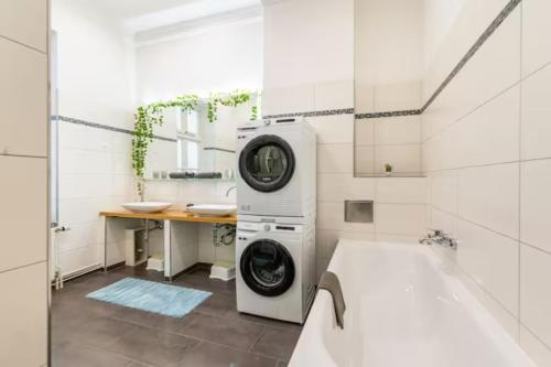 a washing machine in a bathroom with a tub at Großzügige 185m2-Altbauwohnung in Bestlage 7Zimmer-2Bäder-2Küchen-2WCs in Hamburg