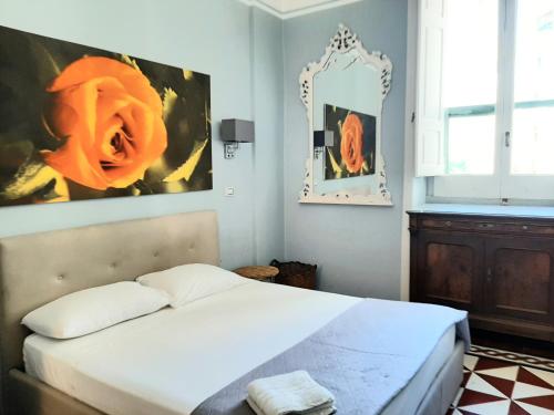 una camera da letto con un letto con un fiore arancione sul muro di Dimora " Le Rose " a Lecce
