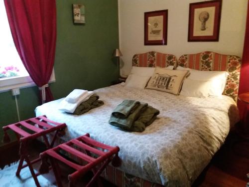 ヴィチェンツァにあるVisit Palladio B&Bのベッドルーム1室(ベッド1台、赤い椅子2脚付)