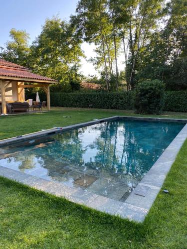 Photo de la galerie de l'établissement Piscine- Maison familiale de charme-Medoc, à Queyrac