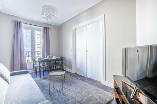 un salon avec un canapé et une table dans l'établissement 20 - Urban Design Flat Pere Lachaise, à Paris