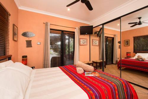 um quarto com uma cama grande e uma televisão em Asrama Broome em Broome