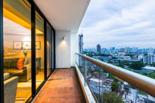 balcón con vistas a la ciudad en Chatrium Residence Sathon Bangkok, en Bangkok