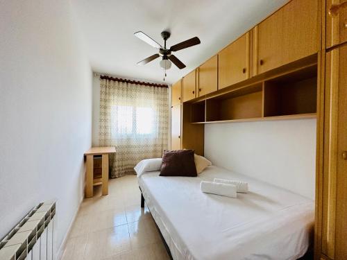 1 dormitorio con 1 cama y ventilador de techo en BOOK VILA-SECA TOWN, en Vila-seca