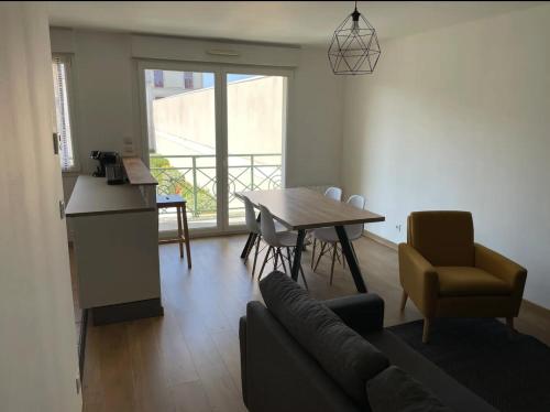 un salon avec un canapé et une table dans l'établissement Appartement 2 chambres - 50m de la mer - parking, à Lion-sur-Mer