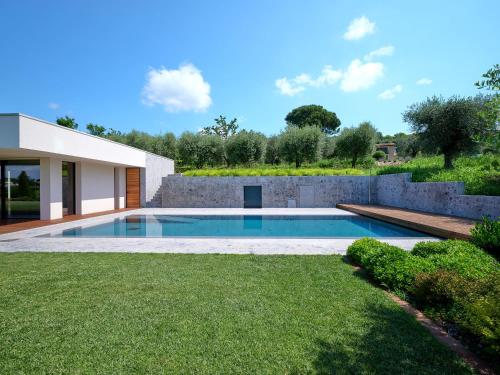 una piscina en el patio trasero de una casa en ApartmentsGarda - Villa Bardolino en Garda