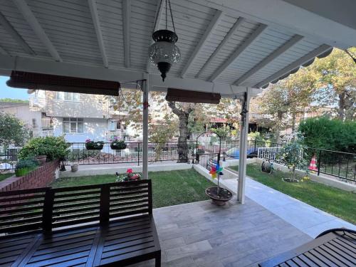 eine Pergola mit einer Bank auf einer Terrasse in der Unterkunft Near Asm(Anadolu Saglık) johns Hopkins Hospital in Darıca