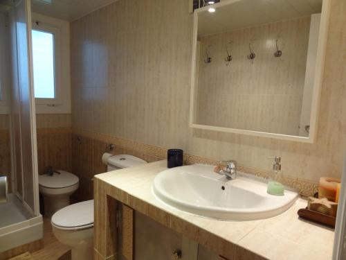 シッチェスにあるCiruela Apartのバスルーム(洗面台、トイレ、鏡付)