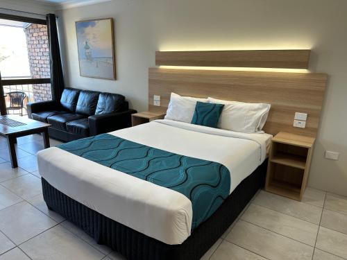 Postel nebo postele na pokoji v ubytování Logan City Motor Inn