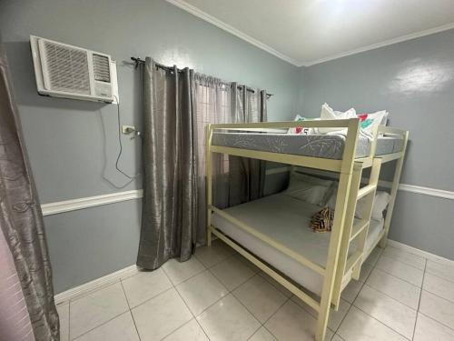 een kleine kamer met een stapelbed en een ventilator bij Lanang Bungalow by The Townes in Davao City