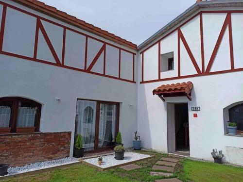 Zdjęcie z galerii obiektu Amplia casa con jardin a un paso del centro de Santander w mieście Santander