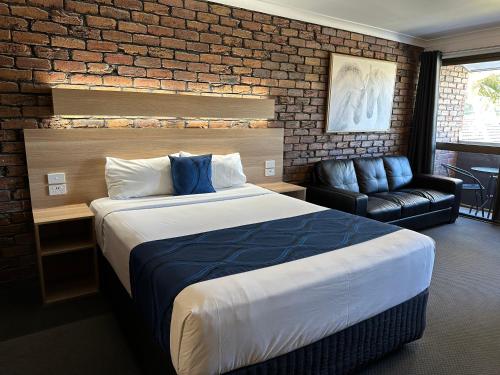 Postel nebo postele na pokoji v ubytování Logan City Motor Inn