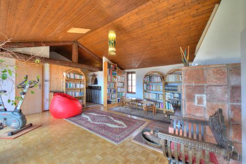 une bibliothèque avec des étagères et un ballon rouge dans une pièce dans l'établissement Casa Dell'Antonio - Happy Rentals, à Aranno