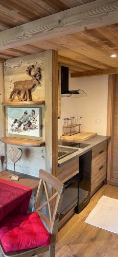 a room with a desk and a red chair at Gite de Montagne "Calluna" 1 ou 2 pers in Xonrupt-Longemer