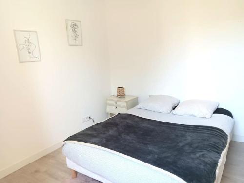 Ένα ή περισσότερα κρεβάτια σε δωμάτιο στο Loft avec jardin au bord de l'eau au rdc d'une ancienne école