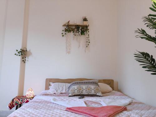 een slaapkamer met een bed met bloemen aan de muur bij Beduin Apartment with smart TV in downtown Cairo in Caïro