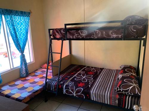 Poschodová posteľ alebo postele v izbe v ubytovaní Departamento Ecoterra paraíso depa con alberca