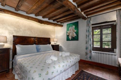 a bedroom with a bed and a window at Casale Mulin Bianco in Monteriggioni