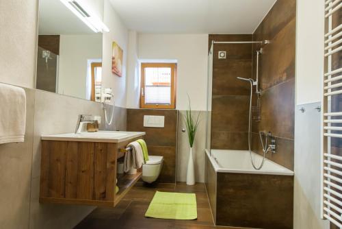 y baño con lavabo, aseo y ducha. en Appartements Gadenstätter, en Maria Alm am Steinernen Meer