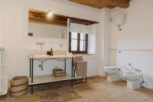 uma casa de banho com um lavatório e um WC em Agriturismo Qui Voglio em Monte Roberto