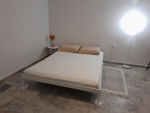 Ένα ή περισσότερα κρεβάτια σε δωμάτιο στο Cosy guesthouse-souterrain with garden in city center